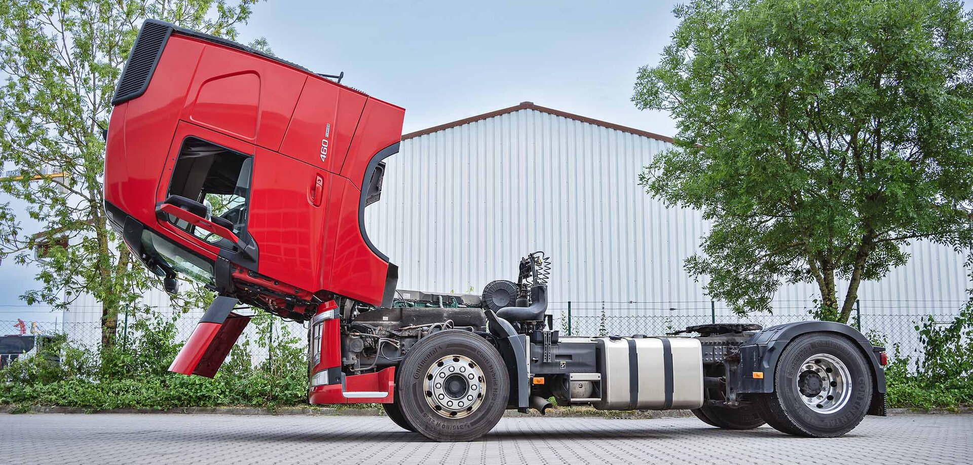LKW mit geöffnetem Motorraum