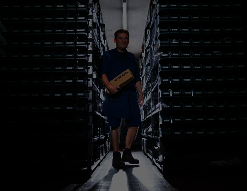 Mitarbeiter im Ersatzteillager