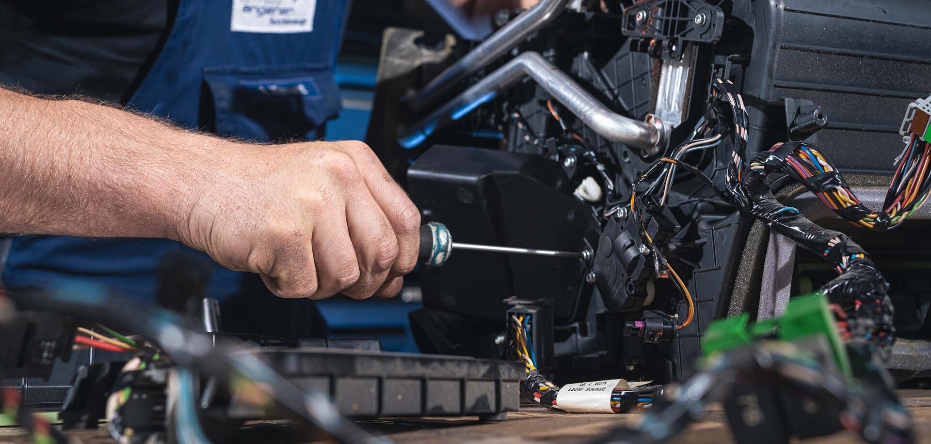 Detailaufnahme Mechatroniker bei der Arbeit