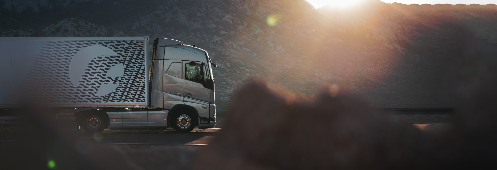 LKW fährt in den Sonnenuntergang