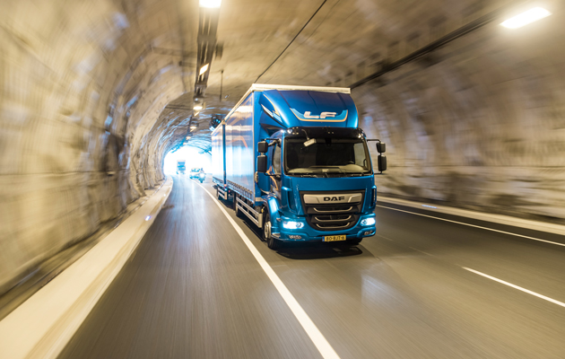 DAF LKW fährt im Tunnel