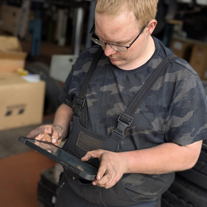 Angerer Mitarbeiter beim Nutzfahrzeuge Service