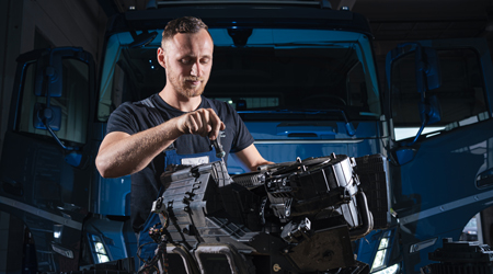 Angerer Mitarbeiter in Werkstatt